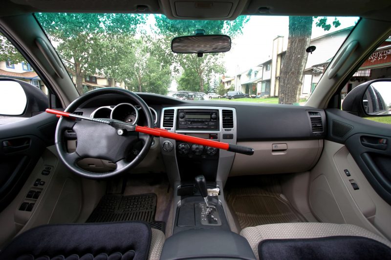 Steering wheel locking device